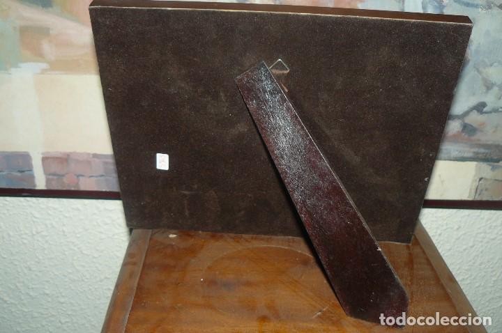 Antig&uuml;edades: Placa sin grabar enmarcada en madera, con pie de apoyo - Foto 5