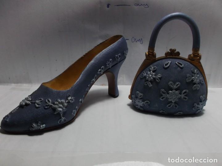 Antiquit&eacute;s: LOTE DE ZAPATO Y BOLSO A JUEGO PROCEDENTE DE UNA COLECCION EN CERAMICA - MINIATURA.