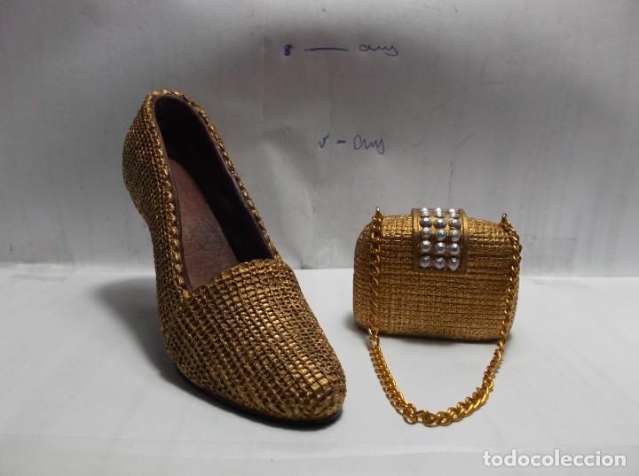 Antig&uuml;edades: LOTE DE ZAPATO Y BOLSO A JUEGO PROCEDENTE DE UNA COLECCION EN CERAMICA - MINIATURA.