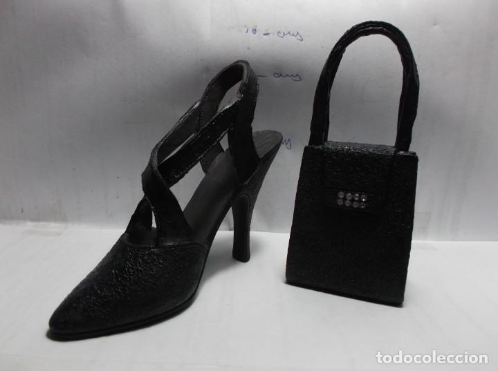 Antig&uuml;edades: LOTE DE ZAPATO Y BOLSO A JUEGO PROCEDENTE DE UNA COLECCION EN CERAMICA - MINIATURA.
