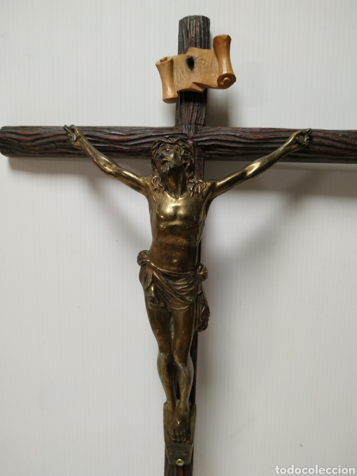 Antig&uuml;edades: Crucifijo de madera y laton - Foto 2