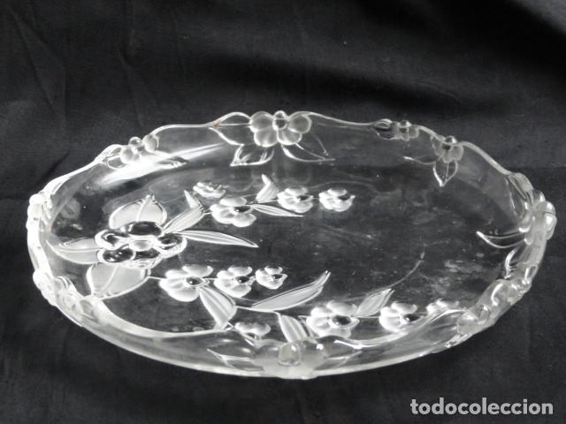 Antig&uuml;edades: PRECIOSO CENTRO DE MESA DE CRISTAL CON RELIEVE. - Foto 1