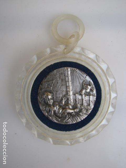 Antig&uuml;edades: Medalla de cuna. Jes&uacute;s en el pesebre. - Foto 1