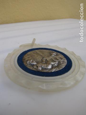 Antig&uuml;edades: Medalla de cuna. Jes&uacute;s en el pesebre. - Foto 2