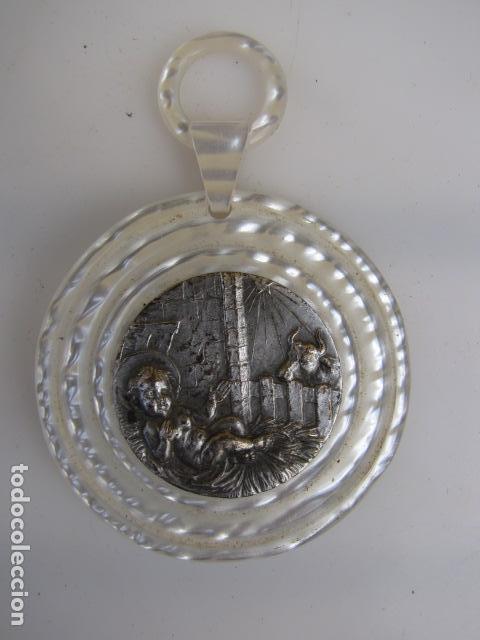 Antig&uuml;edades: Medalla de cuna. Jes&uacute;s en el pesebre. - Foto 1