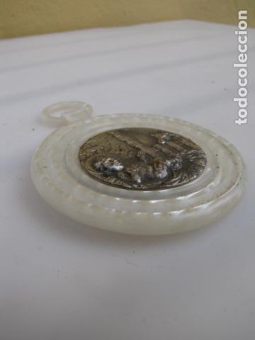 Antig&uuml;edades: Medalla de cuna. Jes&uacute;s en el pesebre. - Foto 2