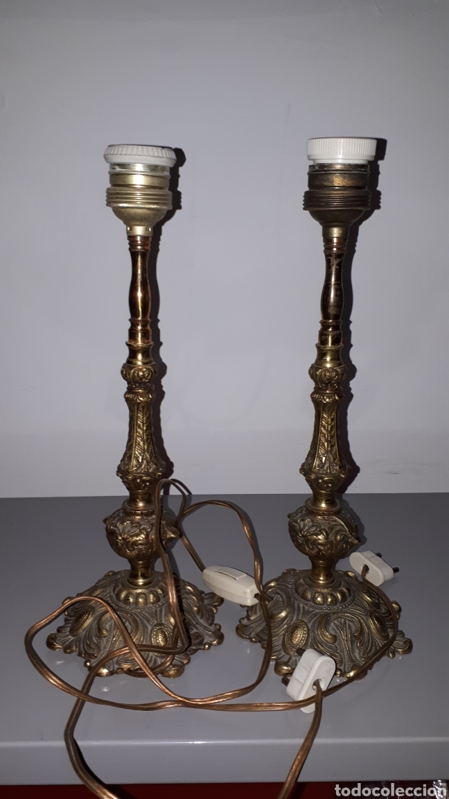 Antiquit&eacute;s: Pareja de candelabros en laton ornamentados
