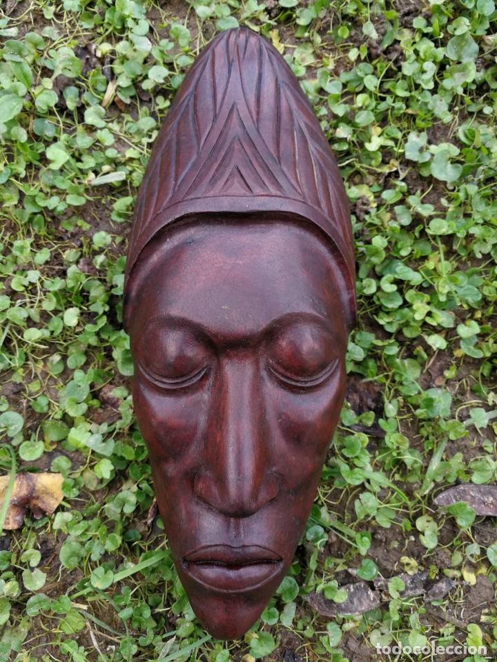 Antiquit&auml;ten: PRECIOSA TALLA ROSTRO EN MADERA CUBANA Y FIRMADA POR J.OLEAGA (CUBA). PIEZA DE CALIDAD, 32X11'5 CM.