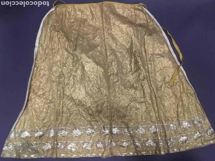 Antigüedades: Magnífico vestido formado por falda y jubón para imagen vestidera en lamé e hilos dorados. S. XVIII. - Foto 9 - 252568760