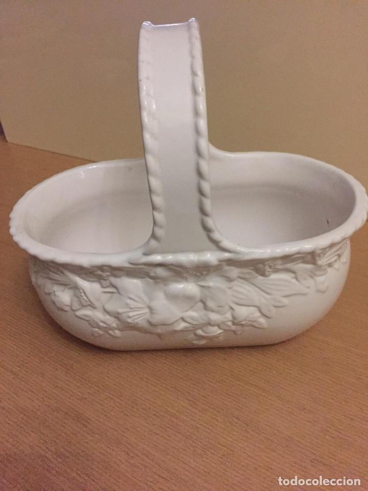Antig&uuml;edades: MACETERO PORCELANA BLANCA CON FORMA DE CESTA - Foto 1