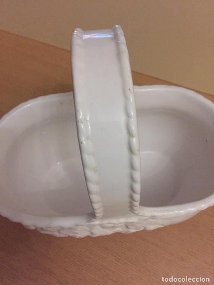 Antig&uuml;edades: MACETERO PORCELANA BLANCA CON FORMA DE CESTA - Foto 2