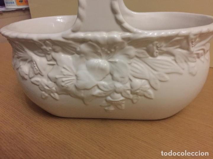 Antig&uuml;edades: MACETERO PORCELANA BLANCA CON FORMA DE CESTA - Foto 4