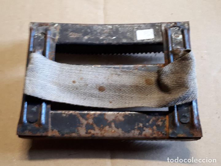 Antig&uuml;edades: Cepillo / bruza para caballos - Foto 1