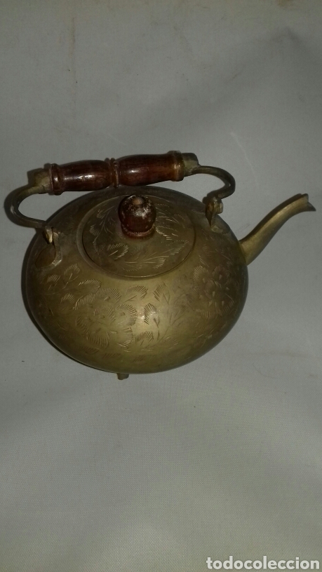 Antiques: Antigua y bonita tetera fabricada en India y cincelada a mano. Esta numerada.