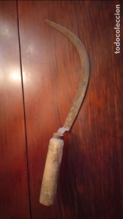 Antig&uuml;edades: Antigua hoz de hierro forjado con mango de madera - Foto 1