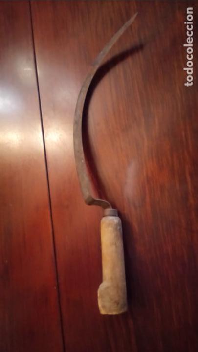 Antig&uuml;edades: Antigua hoz de hierro forjado con mango de madera - Foto 3