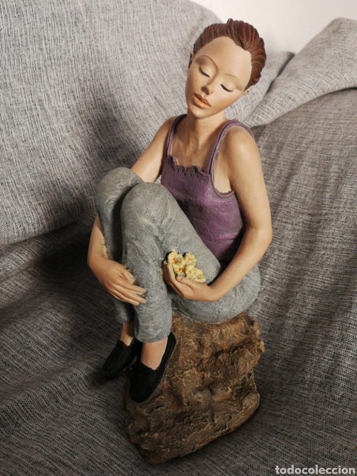 Antiquit&auml;ten: FIGURA DE JOVEN POSANDO MARMOLINA O RESINA- MARCA FIRMA SELOR, REGISTRADA Y PINTADA A MANO, 23CM.