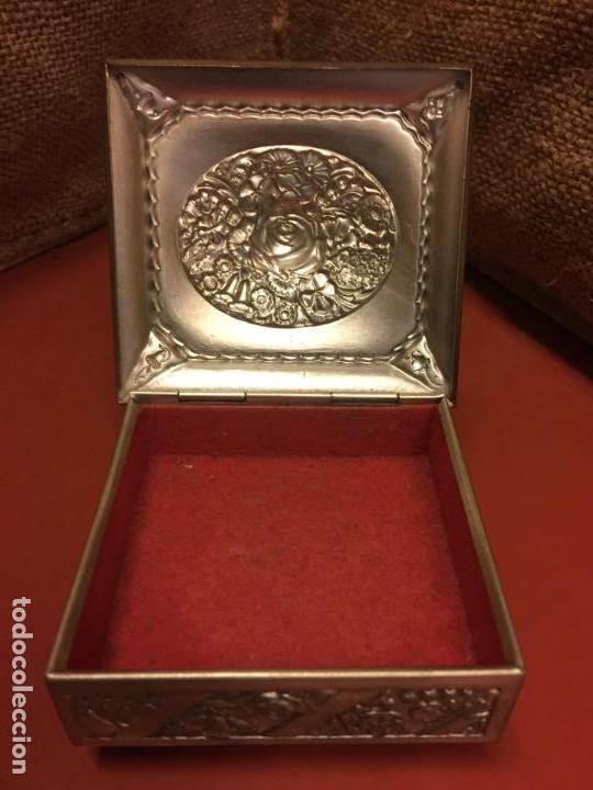 Antig&uuml;edades: antiguo peque&ntilde;o joyero de metal repujado. Mide aprox 8x8xms y unos 5cms de altura
