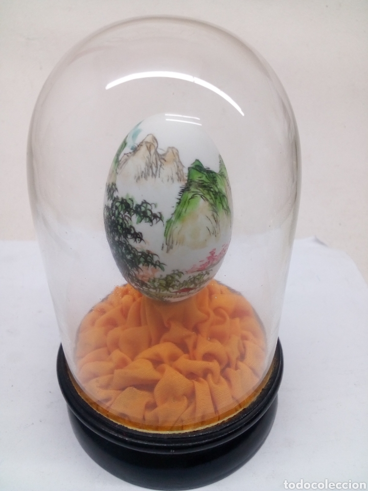 Antig&uuml;edades: Huevo natural pintura china echo a mano dentro de urna