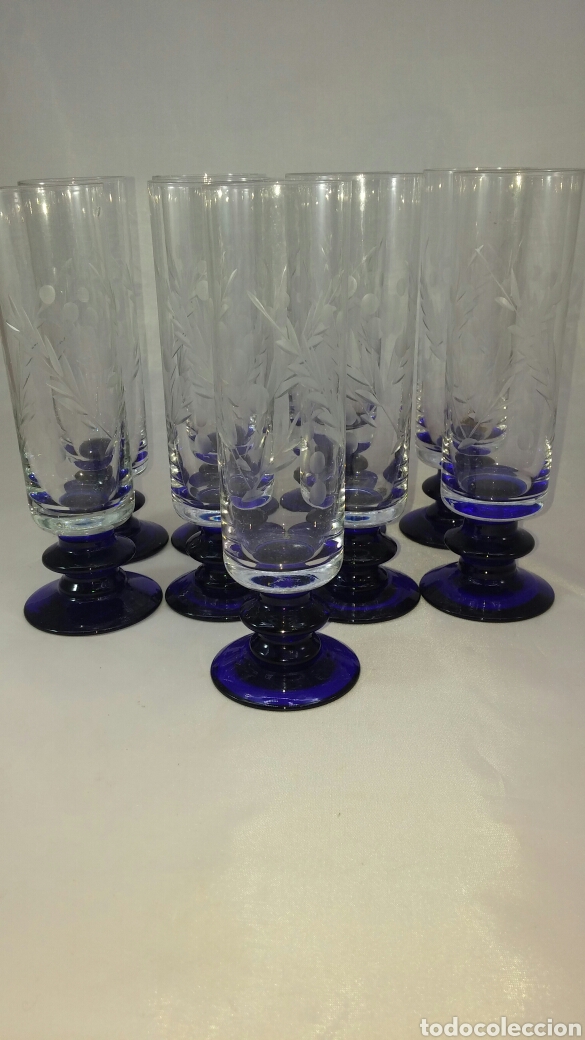 Oggetti Antichi: Lote de nueve vasos de vidrio fino tallado con peana azul