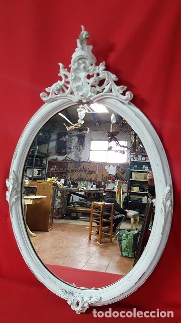 Antig&uuml;edades: W Bonito espejo de madera con copete en blanco. - Foto 6