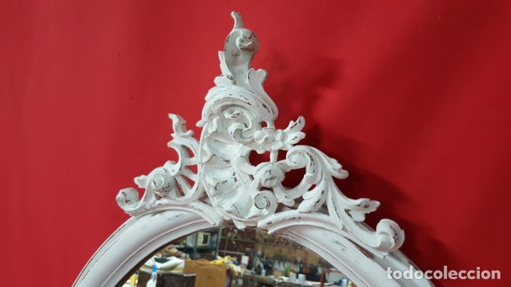 Antig&uuml;edades: W Bonito espejo de madera con copete en blanco. - Foto 7