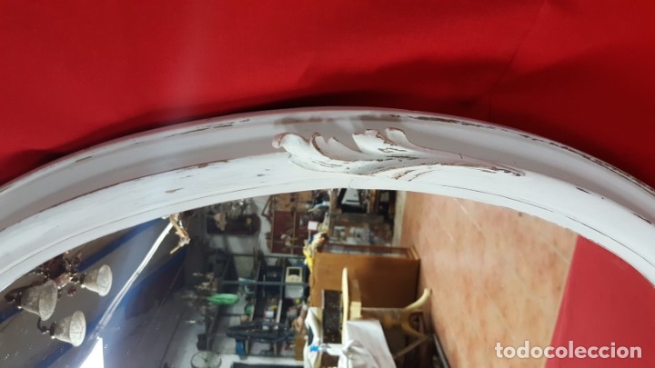 Antig&uuml;edades: W Bonito espejo de madera con copete en blanco. - Foto 8