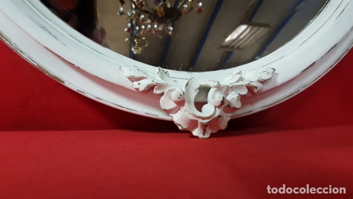 Antig&uuml;edades: W Bonito espejo de madera con copete en blanco. - Foto 11
