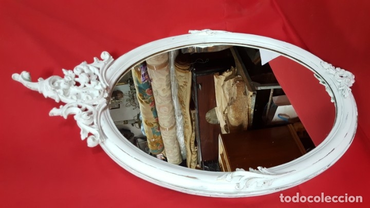 Antig&uuml;edades: W Bonito espejo de madera con copete en blanco. - Foto 9