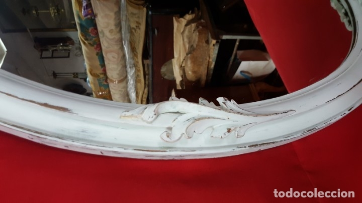 Antig&uuml;edades: W Bonito espejo de madera con copete en blanco. - Foto 10