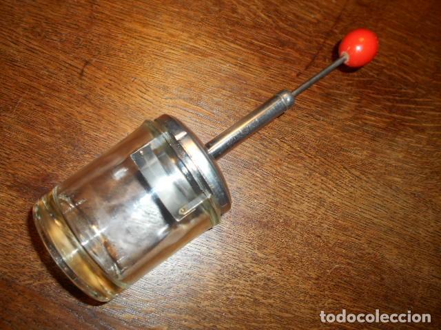 Oggetti Antichi: PRECIOSA PICADORA PARA CEBOLLAS VINTAGE, VIDRIO,ACERO Y MADERA, A&Ntilde;OS 50/60
