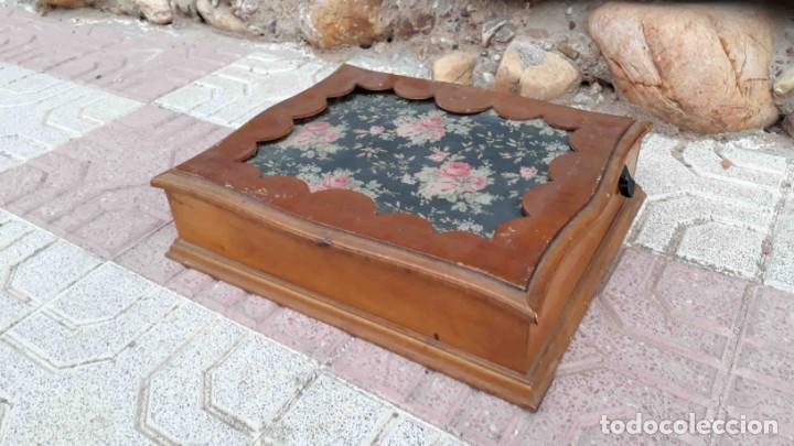 Antiquit&eacute;s: Caja costurero antiguo. Caja de costura antigua.