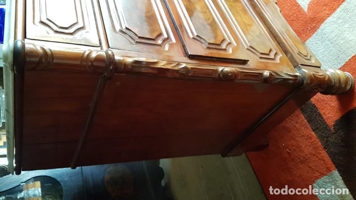 Antig&uuml;edades: C&oacute;moda escritorio doble deladitada en caoba - Foto 4