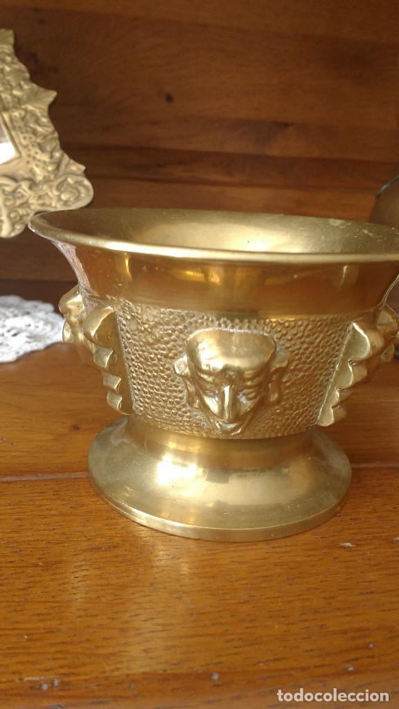 Antig&uuml;edades: Almirez o mortero de bronce con su mano - Foto 2