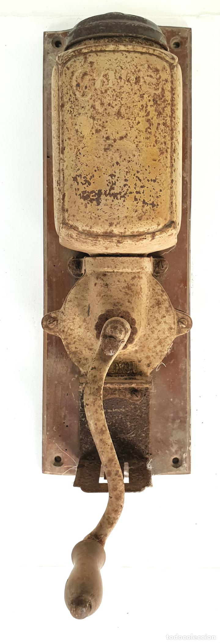 Antig&uuml;edades: MOLINILLO DE CAFE DE MURAL. MARCA ELMA. METAL. BASE DE MADERA. CIRCA 1950.