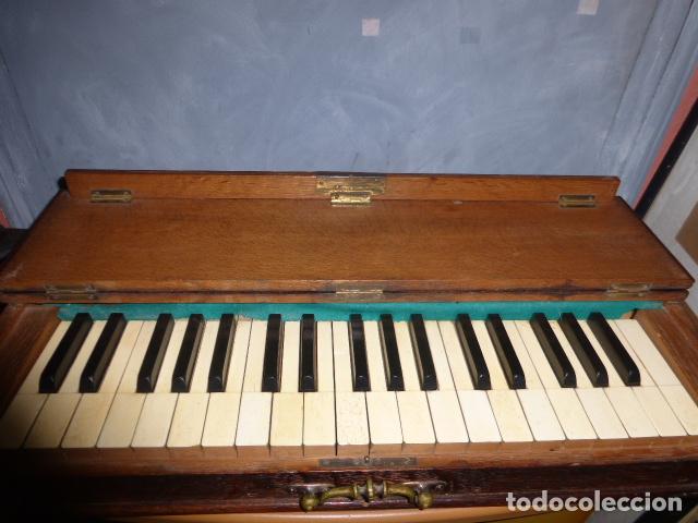 Antig&uuml;edades: ANTIGUO PIANO SORDO CON TECLADO DE MARFIL, PIEZA &Uacute;NICA, IDEAL PARA COLECCIONISTAS