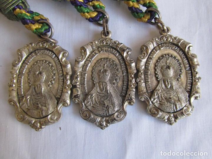 Antig&uuml;edades: 3 medallas con cord&oacute;n Hermandad de La Macarena y el Gran Poder de Barcelona - Foto 2