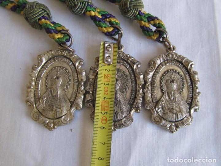 Antig&uuml;edades: 3 medallas con cord&oacute;n Hermandad de La Macarena y el Gran Poder de Barcelona - Foto 3