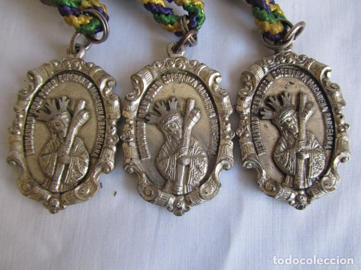 Antig&uuml;edades: 3 medallas con cord&oacute;n Hermandad de La Macarena y el Gran Poder de Barcelona - Foto 4