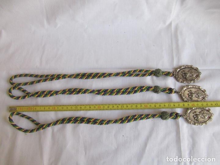 Antig&uuml;edades: 3 medallas con cord&oacute;n Hermandad de La Macarena y el Gran Poder de Barcelona - Foto 6