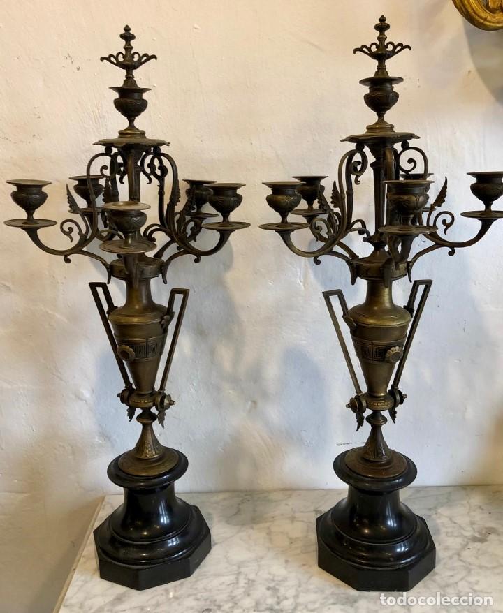 Antig&uuml;edades: PAREJA DE CANDELABROS EN BRONCE - Foto 1