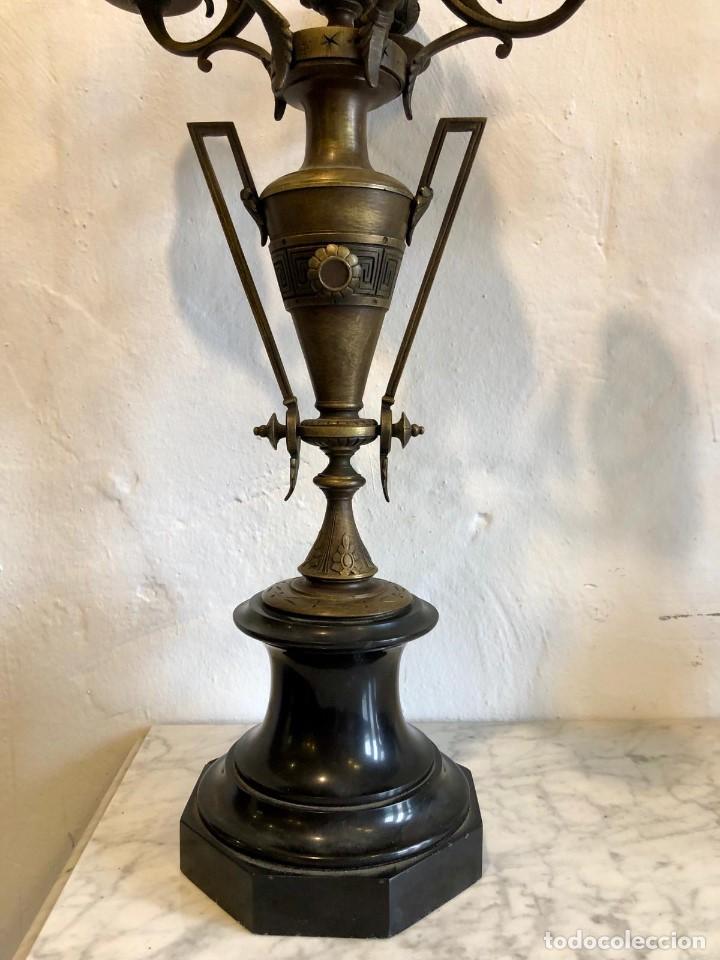 Antig&uuml;edades: PAREJA DE CANDELABROS EN BRONCE - Foto 2
