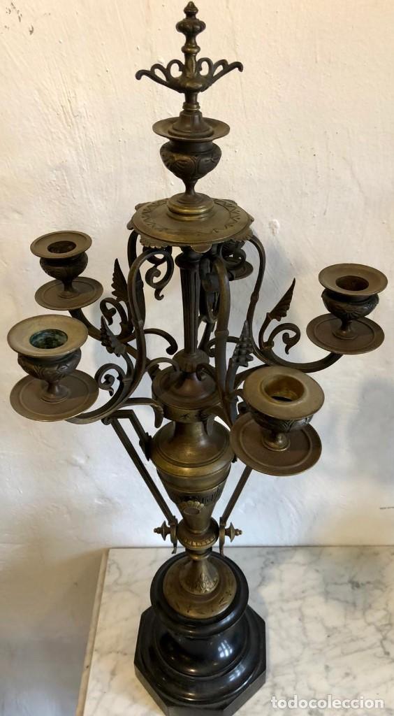 Antig&uuml;edades: PAREJA DE CANDELABROS EN BRONCE - Foto 3