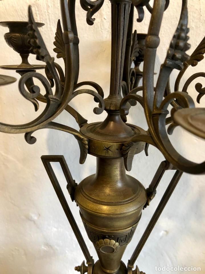 Antig&uuml;edades: PAREJA DE CANDELABROS EN BRONCE - Foto 4