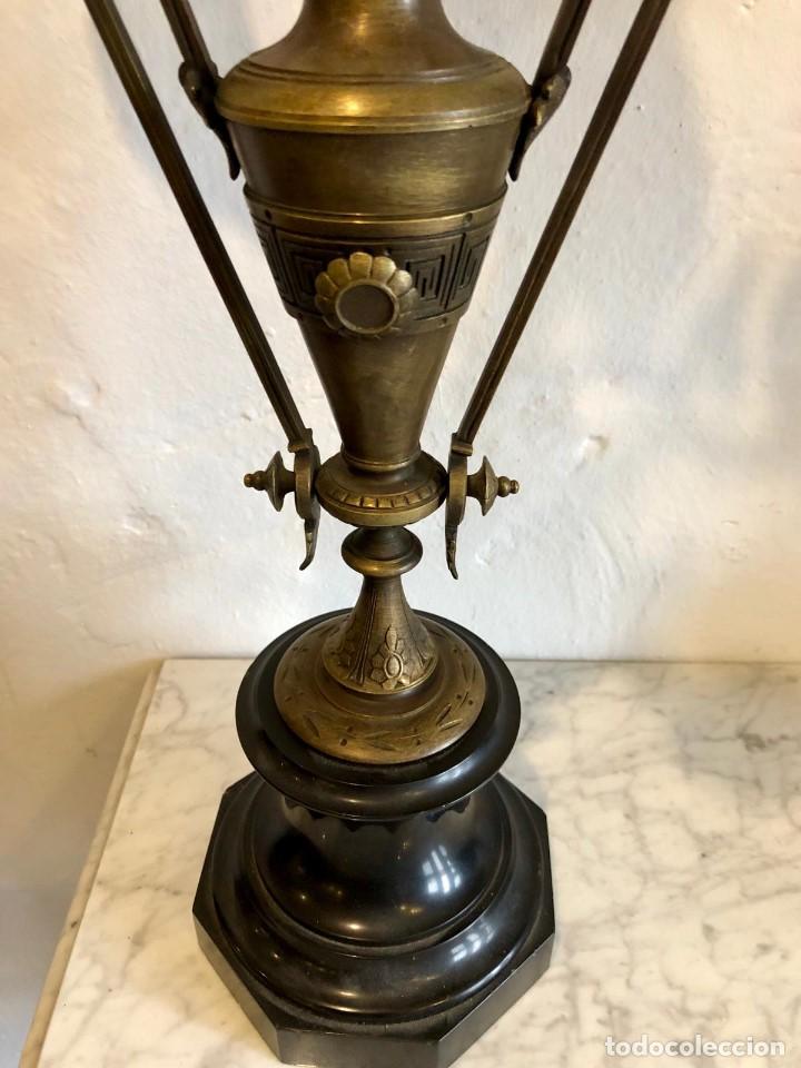 Antig&uuml;edades: PAREJA DE CANDELABROS EN BRONCE - Foto 6