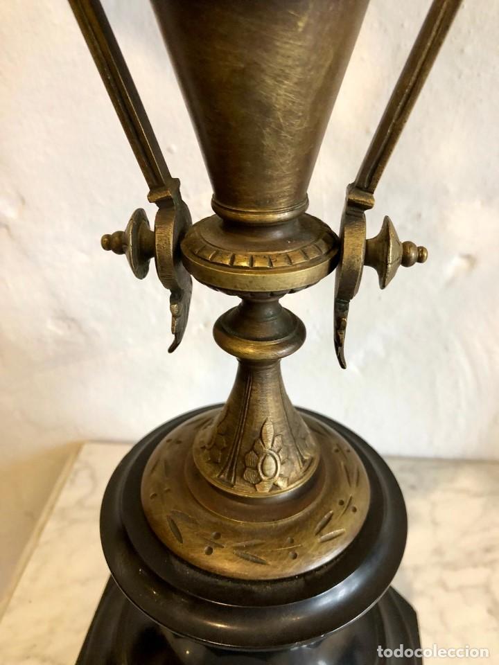 Antig&uuml;edades: PAREJA DE CANDELABROS EN BRONCE - Foto 7