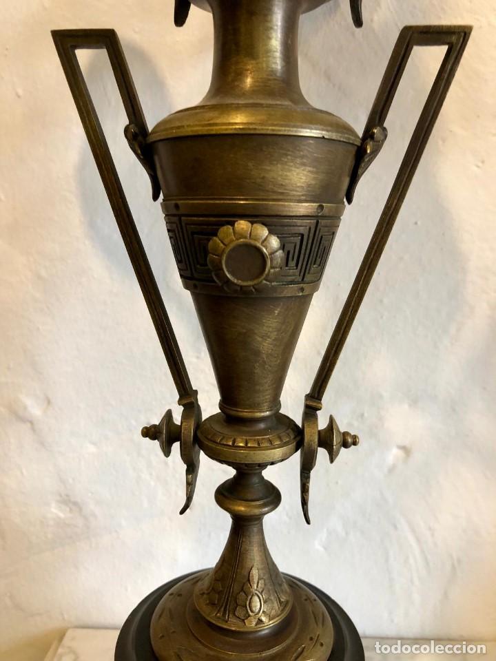 Antig&uuml;edades: PAREJA DE CANDELABROS EN BRONCE - Foto 8