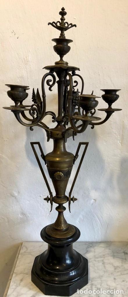 Antig&uuml;edades: PAREJA DE CANDELABROS EN BRONCE - Foto 9