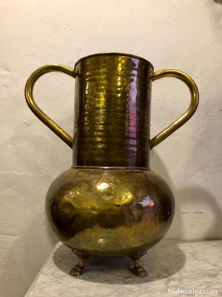Antig&uuml;edades: JARRON VIOLETERO DE LATON REPUJADO 45 CM - Foto 1