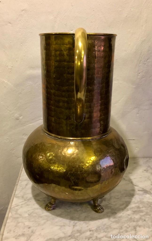 Antig&uuml;edades: JARRON VIOLETERO DE LATON REPUJADO 45 CM - Foto 2